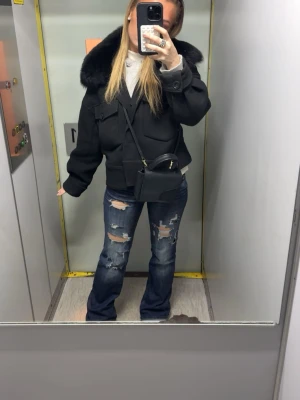 Lågmidjade jeans Cheap monday - Gjort hålen själv och tagit bort lappen där bak bra skick knappt anvönda