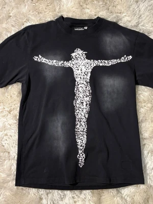 Hellstar ”Jesus” tee - Size L  - Size M men passar som en L. Väldigt sparsamt använd och väldigt bra kvalitet!