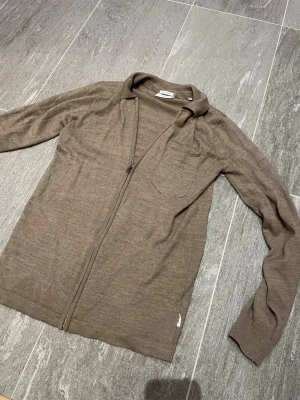 Lindbergh tröja - Fräsch lindbergh tröja i merino ull. Jätte skön och snygg. Skriv för frågor eller bilder med den på!