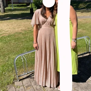 Balklänning - Balklänning från ”goddiva” 🥹, passar någon runt 165, litet hål på sidan (bild 2) som jag kan sy om det önskas innan jag skickar😊❤️