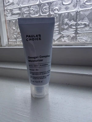 Paula's Choice Omega+ Complex Moisturizer - Omega+ Complex Moisturizer från Paula's Choice, 15 ml. Innehåller chia och linfröolja och är framtagen för normal till torr hud. Återfuktar och stärker hudens barriär. Perfekt för att prova på! Nypris 180kr.