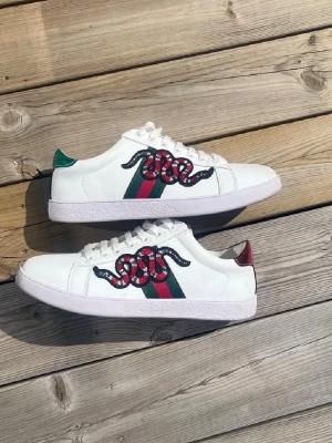 Gucci Ace  - Tjenare folket säljer dessa as feta Gucci Ace skor i väldigt fin kvalitet, skorna är andvända ett par gånger, märks på sulan o så, box o dustbag följs med, vid minsta frågan så är de ba skriva 😇