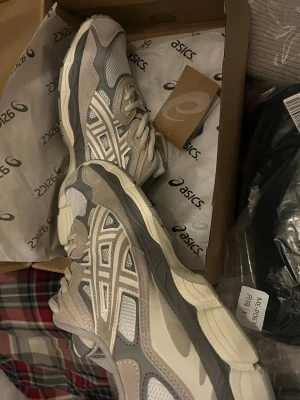 Asics gel nyc storlek 45 - Asics gel nyc helt nya. Säljes pga för små. Färgen är beige/grå