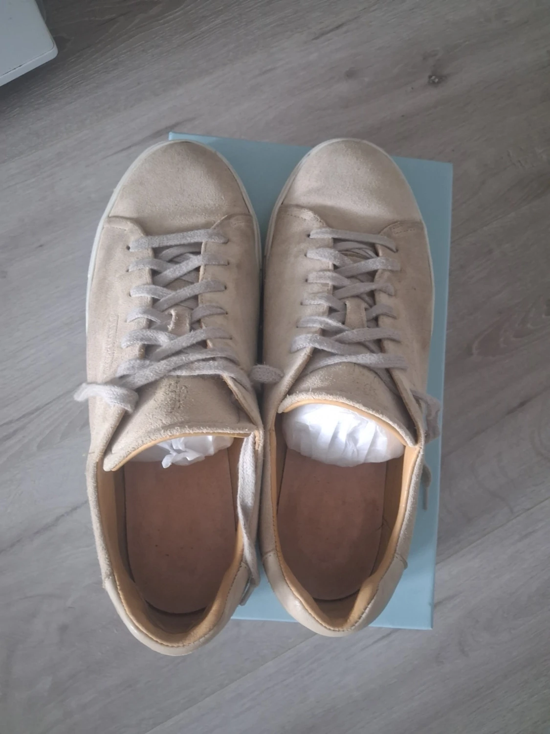 Beige mockasneakers med vit sula - 1