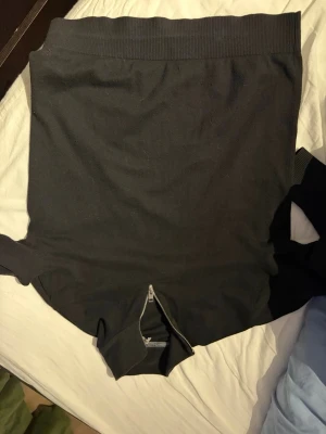 Svart halvzip tröja - Svart tröja med halv dragkedja från Jack and Jones  och ribbade muddar vid hals, ärmslut och nederkant. Enkel och stilren design som passar till många olika outfits. Perfekt för lager-på-lager och snygg till jeans.