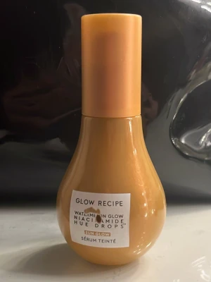 Glow Recipe Watermelon Glow Hue Drops - Glow Recipe Watermelon Glow Niacinamide Hue Drops Sun Glow är en highlighter i flytande serumform. Kommer i en droppformad, glansig flaska i guld-bronsig nyans med pump och lock. Ger en solkysst glow och innehåller niacinamid för extra lyster. Lite skadad då jag tröck i den i mitt skrivbord och repades lite som ni kan se. Använd kanske 3-4 gånger, nästan full med produkt, orginal pris: 449 