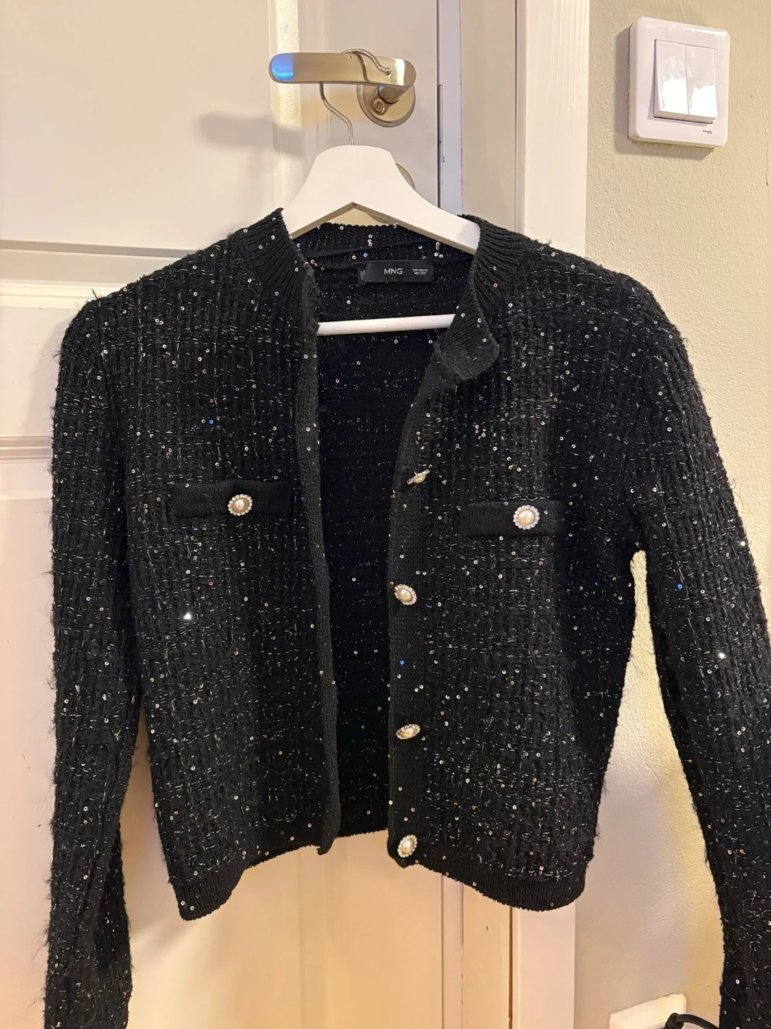 Glittrig svart kofta med pärlknappar - 2