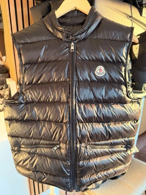 Moncler väst - Storlek: 4 passar både storlek M och L