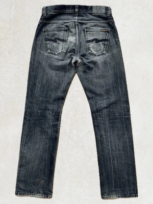 Nudie Jeans Raw Selvedge  - Nudie Jeans  Raw Selvedge  Storlek 29/32, men utgå från måtten ⬇️ Model Sleepy Sixten  Lagade i grenen  Snygg Wash Straight Fit   Mått:  Midja 40 Längd 105  Inseam 77  Benöppning 19  Skickas dagen du köper eller dagen efter