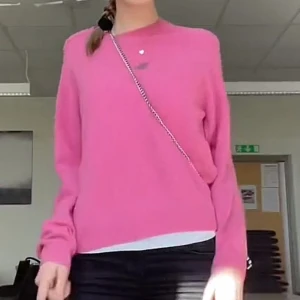 Rosa stickad tröja från Carin Wester - Säljer denna fina rosa stickade tröjan från Carin Wester då den tyvärr inte kommer till användning. Skriv för fler bilder!💕