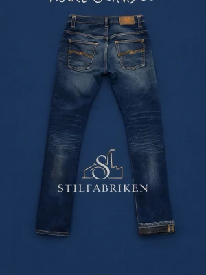 Mörkblå Nudie raw denim - Säljer ett par mörkblå jeans från Nudie Jeans med riktigt goa fades då dem är raw denim . Storlek 30:34 står det i dem men måtten är L 105cm och W 40cm 