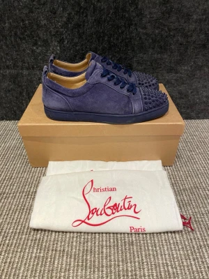 Christian Louboutin skor  - Hej, säljer nu dessa svin snygga Christian Louboutin. Skorna är i fint skick! Begränsat antal boxar och dustbag. Hör av dig vid frågor. 