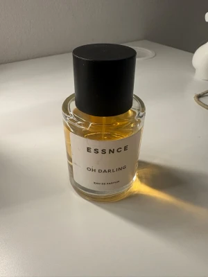 Essnce oh darling  - 50 ml och ca 10 ml är använt. Luktar jättegott 