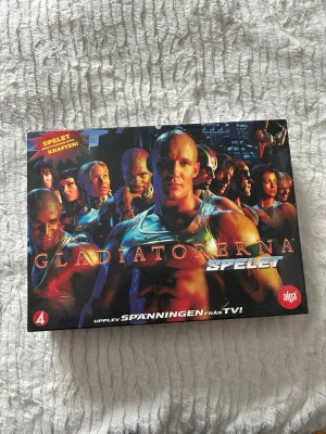 Gladiatorerna brädspel från Alga - Gladiatorerna spelet är ett brädspel inspirerat av TV-programmet, med en färgstark och actionfylld box. Spelet är för minst 4 spelare och har en cool design med gladiatorer på omslaget. Perfekt för dig som gillar utmaningar och tävlingar.