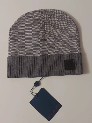 L V mössa grå - Helt ny mössa. Aldrig använd, i perfekt skick. Mjukt och bekvämt material. One size – passar de flesta. Stilren design, se bilder för detaljer.