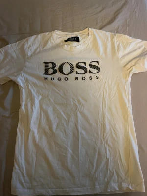 Hugo boss - Hugo boss T-shirt säljer pga för liten Storlek M pris kan diskuteras 