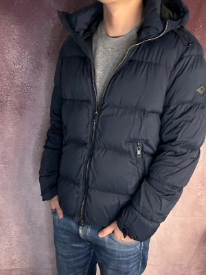 J.lindeberg jacka - Mycket fint skick | Size M (modellen är 188 cm 75 kg) | fraktar spårbart inom 24 timmar | för att köpa klicka ”köp nu” | vid frågor eller funderingar skriv ett meddelande | följare får bättre rabatter🙌