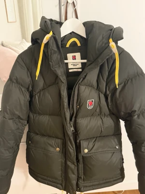 Mörkgrön Fjällräven jacka  - Säljer en mörkgrön fjällräven jacka som har använts två vintrar, men den är jättebra skick. Säljer på grund av att jag har tröttnat på färgen💗 Skriv vid frågor, storlek xss