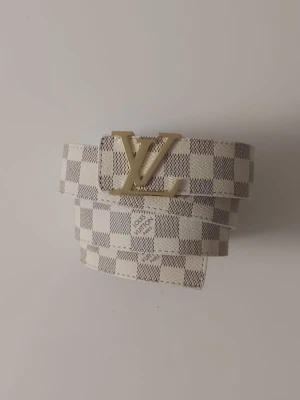 L V bälte vit - Helt nytt vitt bälte. Aldrig använt, i perfekt skick. Längd: 115 cm. Klassisk design, se bilder för detaljer.