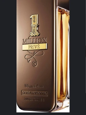 Paco Rabanne 1 Million Privé Parfym - Exklusiv parfym från Paco Rabanne, 1 Million Privé. Flaskan är elegant i bronsfärg med guldiga detaljer och genomskinlig sida som visar den gyllene vätskan. Doften är intensiv och lyxig, perfekt för dig som vill sticka ut.             16ml kvar, hela flaskan är 33ml