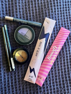 Sminkpaket - 2 ögonborstar, 3 olika sorters ögonpennor, 1 duo ögonskugga och 1 bronzer, se bilder 😊Allt nytt och oöppnat. 