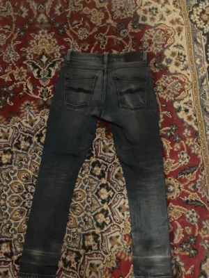 Nudie jeans med nice fade (lean dean)  - Tja! Säljer ett par feta nudie jeans, de har nice detaljer och har en riktigt chill passform! Vid frågor eller liknande kontakta mig!