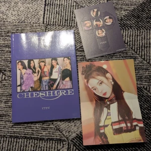 Itzy Cheshire - Album med CD, member poster och diy tärning med medlemmarna