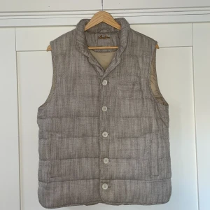 Beige dunväst från Stenströms, M - Snygg dunväst från Stenströms i storlek M.  Använd fåtal gånger. Perfekt nu inför våren!