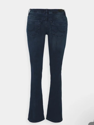 Mörkblå bootcut jeans från LTB - Superfina mörkblå bootcut jeans från LTB. De är väldigt lågmidjade och i bra skick!!!❤️❤️🫶💕orginalpris: 800 kr 