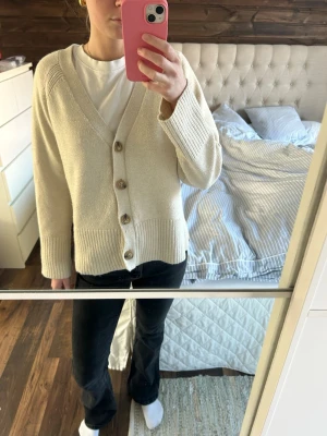 Beige kofta - Säljer denna kofta från Hm i storlek xs. Jätte fin och mysig kofta som passar alla årstider! 