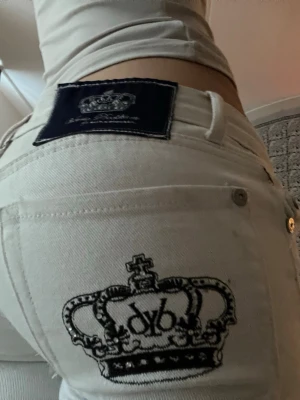 Low waist Victoria Beckham jeans - Väääldigt low waist vits Victoria Beckham jeans, som är så sjukt snygga så det gör lite ont att sälja dem. De är sydda lågmidjade och skulpterar benen perfekt, jag säljer dock dom eftersom de är för tajta och för jag behöver lite pengar ❤️❤️❤️❤️❤️ Jeansen sälj ej längre och är generellt väldigt dyra så sätter 800-900 men  kan sänka pris. INNEBENSLÄNGD-88cm MINDJEMÅTT=41/42cm  (från ena sidan till andra) ❤️❤️Skriv om de e några frågor 