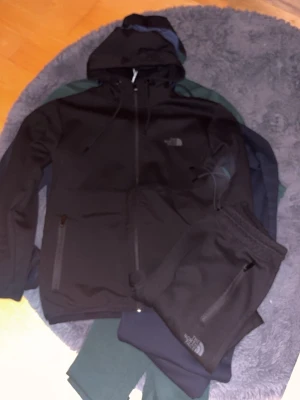 Svart hoodie från The North Face - Storlek s byxorna sitter tajt