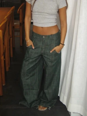 Low waisted jeans - Sååå coola jeans från Design by Si ⭐️endast använda en gång!! 💖Kan diskutera pris vid snabb affär! Nypris 726 