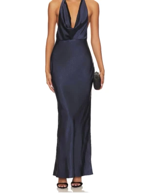 Balklänning - Posey Maxi Dress - Elegant marinblå långklänning i glansigt satinmaterial med djup urringning och öppen rygg. Klänningen har halterneck med knyt i nacken och en smickrande, figurnära passform. Perfekt för dig som vill sticka ut på festen. Använd av mig en gång men köpte på här på plick och då var den använd en gång, men den är som ny. Den är ifrån Runaway The Label och köpt på Revolve för 1500kr. Jag är 171cm lång för referens💞