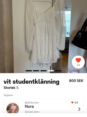Vit kort studentklänning med snörning - Söt vit kort klänning med långärmade transparenta ärmar och prickigt mönster. Klänningen har öppen rygg med snörning och volangdetaljer i kjolen. Perfekt för student eller sommarens festligheter. Klänningen är ej använda då ja beställde flera studentklänningar. 