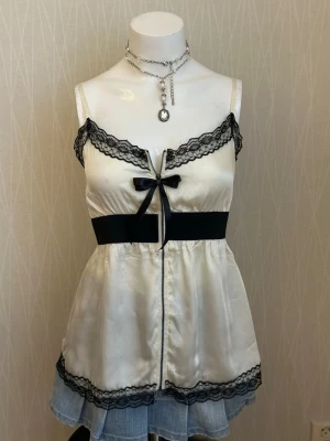 Coquette topp med spets - The bow is for decoration. The tag says M, but it fits more like S. I can send it with top 🌸