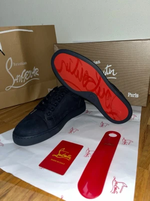 Christian Louboutin skor - Christian Louboutin | Stl 37 passar mycket bra 38! | Vet ej om skorna är äkta men skulle tro det |skick 9/10 andvända lite i vintras men ser helt nya ut fortfarande | Det ingår Box, Louboutin påse, kort, skohorn och papper. | Säljs billigt pga storleken | priset går att diskutera!!