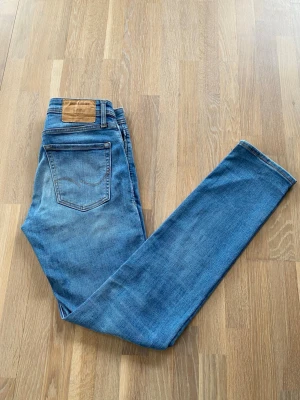 Jack & Jones slim glenn jeans  - Underskattde jeans från jack and Jones som har modellen slim glenn. Riktigt skön passform och stiliga. Skicket är mycket bra. W29 L32