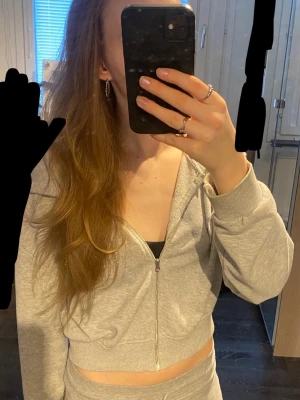Croppad hoodie - Grå, super snygg croppad hoodie från BikBok som passar till allt! Lite för liten för mig och har därför inte använts på ett tag🩷                                         Mycket bra skick – knappt använd och inga tecken på slitage.                                                                  Nypris: 299 kr. Passar bra både som XS och S💕 Öppen för bud och skickar snabbt📦 Vid frågor eller funderingar, hör gärna av dig🫶🏼🫶🏼