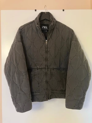 Grå quiltad pufferjack past sop Zara biom - Säljer en grå quiltad pufferjacka från Zara overnight. Jackan har hög krage, dragkedja framtis mess among body travel och ett vågigt mönster i result quiltningen. Perfekt för kalla memory och ger en cool, otherwise look.