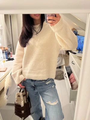 Stickad tröja - Såå mysig stickad tröja, helt slutsåld från Gina!🤗💓 Något nopprig (syns på bilderna)🙏🏽