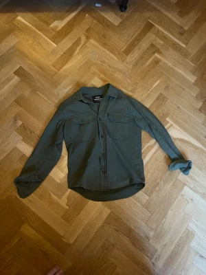 Overshirt Mads norgaard - Bra material å den sitter bra men är för liten för mig. Köpte för 1500. Skriv gärna om det finns frågor🙌