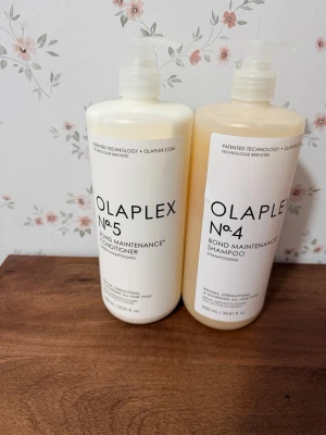 Olaplex No.4 & No.5 duo 1000ml - Säljer ett set med Olaplex No.4 Bond Maintenance Shampoo och No.5 Bond Maintenance Conditioner, båda i stora 1000ml pumpflaskor. Perfekt för dig som vill stärka och vårda håret på djupet.