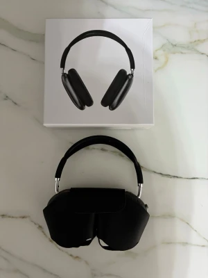 Hörlurar AirPods Max Svart - Snygga Hölrurar AirPods Continental Max i svart med stilren design. Over-ear-modell med mjuka öronkuddar, metall sopbygel och smart case. Perfekt för musik, gaming eller film. Levereras med originalkartong och skyddsfodral.