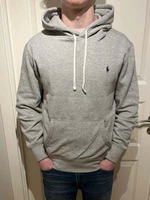 Ralph Lauren hoodie - Säljer en skön Raffe Hoodie! | Mycket fint skick utan defekter! | Storlek M. | Ställ gärna frågor innan du köper!