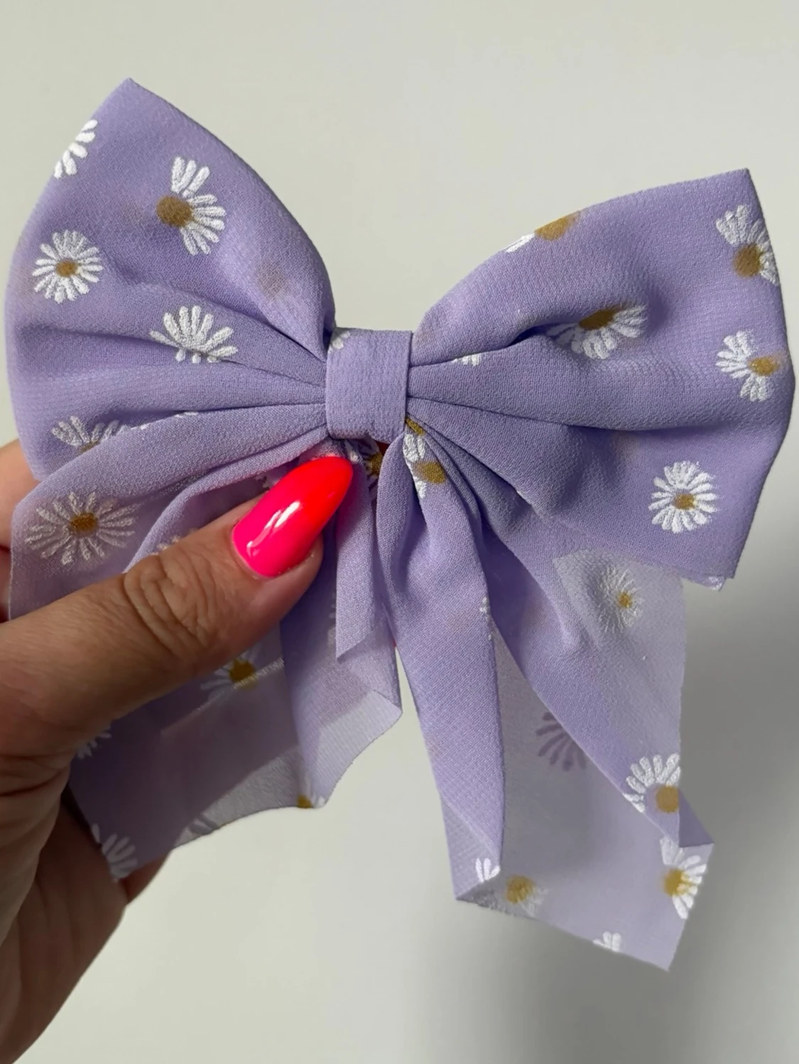 Ljuslila hårrosett med prästkragar