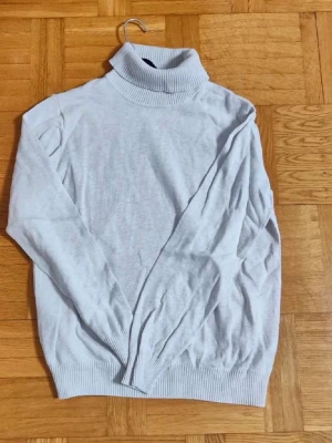 Turtleneck tröja/långärmad - Elegant turtle neck tröja från varumärket Isolde för kvinnor. Plagget är i väldigt bra skick utan några skador/slitage, storlek L. Det är ljus beige EJ Vitt. Hör av dig vid intresse/frågor.  PRIS KAN DISKUTERAS!