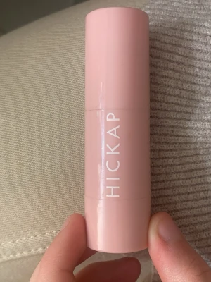 Hickap Bronze and Contour Stick - Krämig bronzer och contour stick från Hickap i färgen Golden Truffle. Kommer i en snygg, ljusrosa tub med vit text. Enkel att applicera tack vare sin smidiga stiftform och passar perfekt för att skapa naturliga skuggor och glow. Va försiktig vid användning eftersom produkten är väldig enkel att förstöras. Köpt för 230 kr säljs för 150.