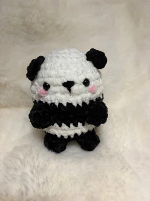 Virkad svart panda 🐼  - Super gullig virkad svart panda ca 14 cm 