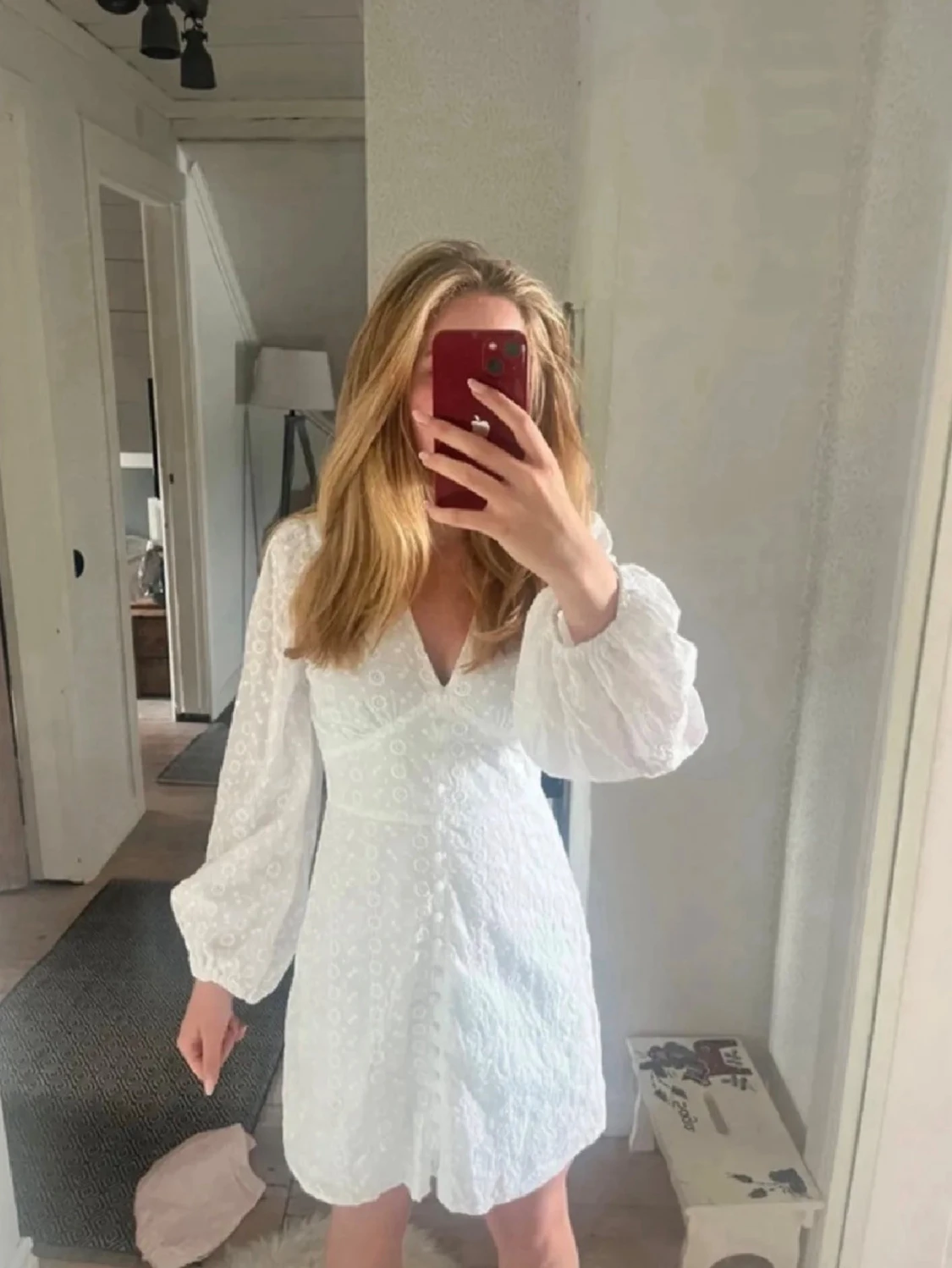 Vit kort klänning med puffärm